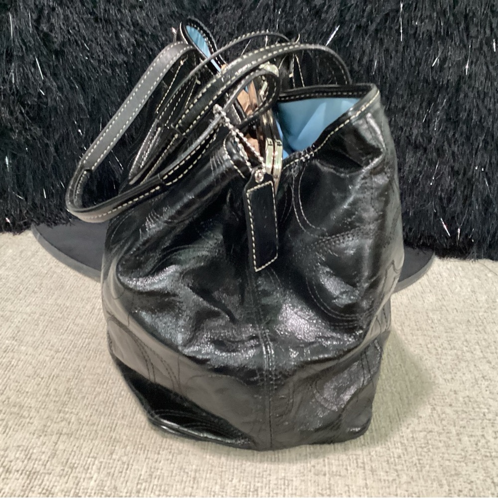 Coach black patent leather monogram kiss lock shoulder bag with silver hardware - Picture 5 of 9